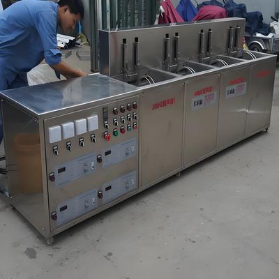 Buen precio Sistema de limpieza por ultrasonido semiautomático industrial con 4 tanques 28kHz Cestas elevadoras para piezas de automóviles en línea