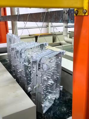 Buen precio Línea de anodizado automatizada para aleación de aluminio 6061, equipo de línea de anodizado para protección contra la corrosión en línea